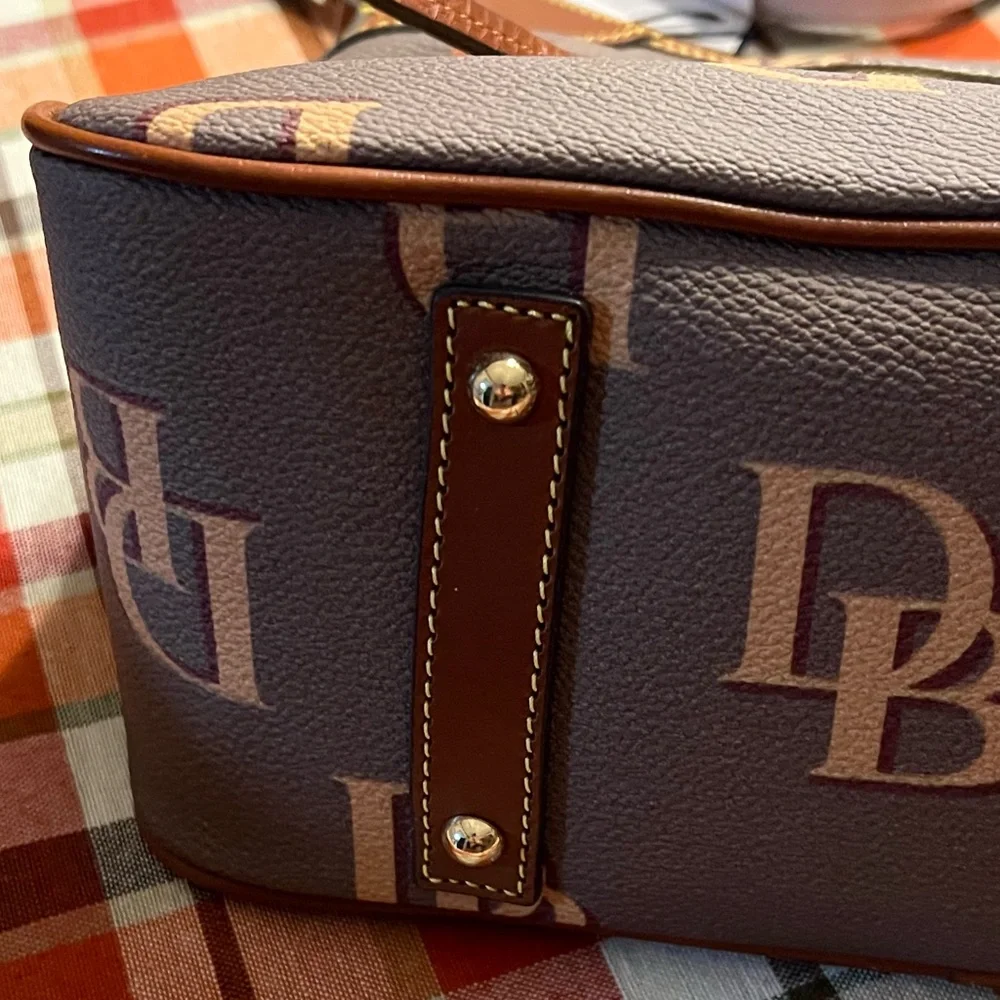 Dooney & Bourke Brown and Tan Logo Pebble Grain Hobo Shoulder Bag NWT - Picture 5 of 9